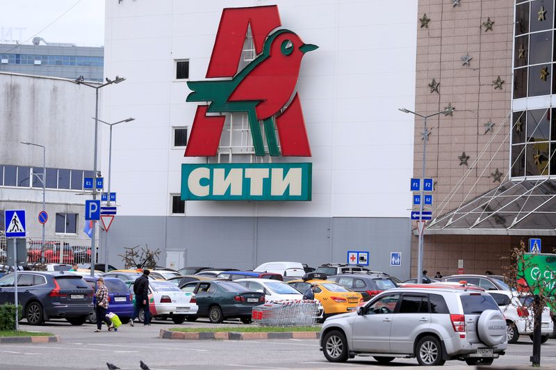 &copy; Reuters. Le distributeur français Auchan ne prévoit pas de changer sa stratégie en Russie ou la structure de ses opérations locales, a déclaré mercredi à Reuters la branche russe de la société privée, dans des commentaires envoyés par courriel. /Photo d