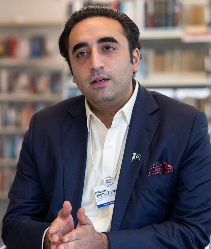 © Reuters. Pakistan's Foreign Minister Bilawal Bhutto-Zardari gestures during an interview with Reuters in the Alpine resort of Davos, Switzerland May 25, 2022. REUTERS/Arnd Wiegmann