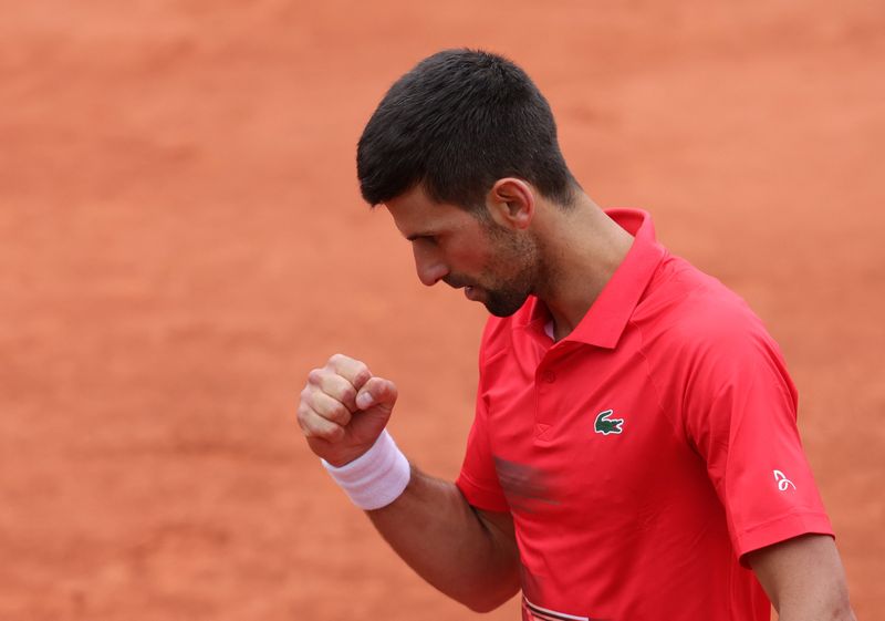 &copy; Reuters. El serbio Novak Djokovic reacciona durante su partido de segunda ronda del Abierto de Francia ante el eslovaco Alex Molcan, en Roland Garros, París, Francia - Mayo 25, 2022.  REUTERS/Pascal Rossignol