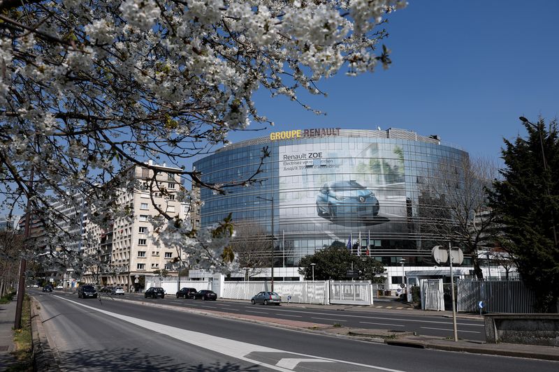 &copy; Reuters. FILE PHOTO: A Renault Zoe electric automobile advertisement on the Groupe Renault headquarters in Boulogne-Billancourt, near Paris, France, March 24, 2022. REUTERS/Benoit Tessier
