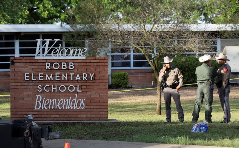&copy; Reuters. 米南部テキサス州ユバルディの小学校で、児童１９人と教師２人が死亡した銃乱射事件で、捜査当局は２５日、容疑者の男（１８）は４年生の教室一室に立てこもり、室内で銃を発砲したと