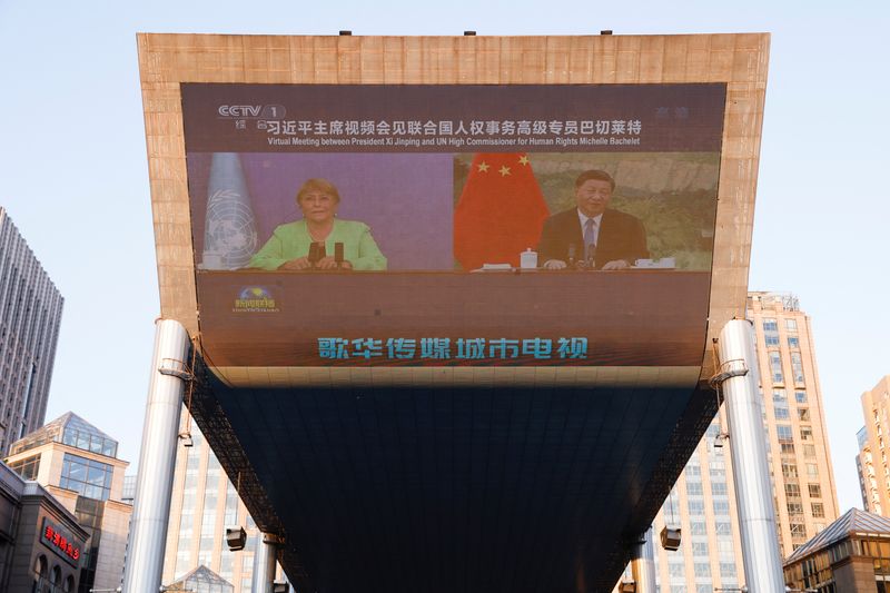 &copy; Reuters. Telão mostra imagem da reunião por videoconferência entre a alta comissária de Direitos Humanos da ONU, Michelle Bachelet, e o presidente da China, Xi Jinping, em Pequim
25/05/2022 REUTERS/Carlos Garcia Rawlins