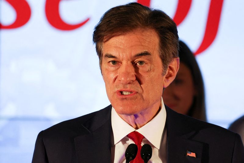 &copy; Reuters. FILE PHOTO: Pennsylvania Republican U.S. Senate candidate Dr. Mehmet Oz speaks at his primary election night watch party in Newtown, Pennsylvania, U.S. May 17, 2022. REUTERS/Hannah Beier/File Photo