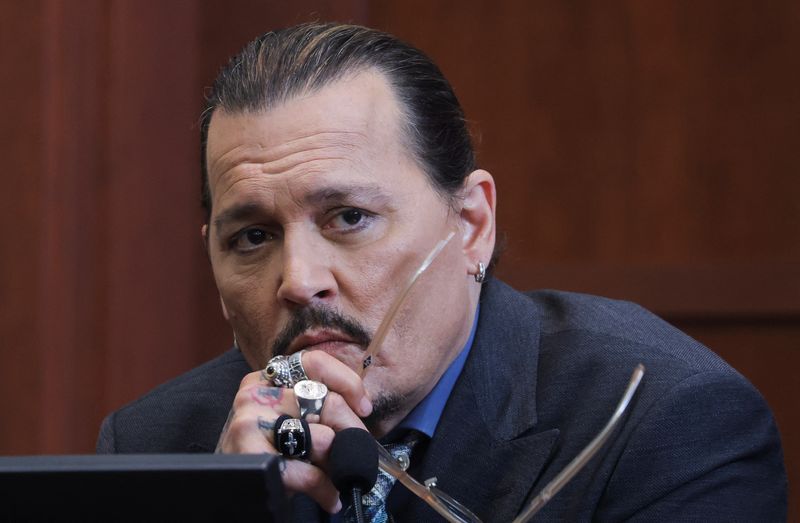 © Reuters. Actor Johnny Depp listens to a question as he testifies in the courtroom during his defamation trial against his ex-wife Amber Heard, at the Fairfax County Circuit Courthouse in Fairfax, Virginia, U.S., May 25, 2022. REUTERS/Evelyn Hockstein/Pool