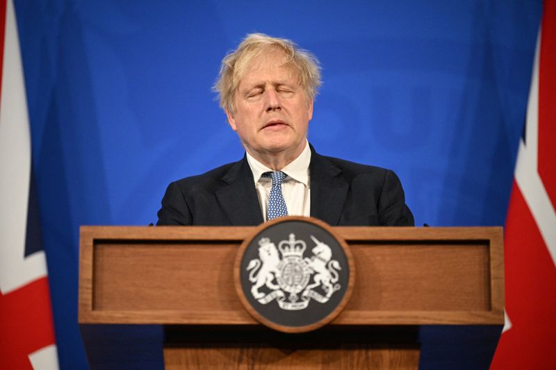 &copy; Reuters. رئيس الوزراء البريطاني بوريس جونسون يتحدث خلال مؤتمر صحفي في لندن يوم الاربعاء. صورة من ممثل لوكالات الأنباء. 