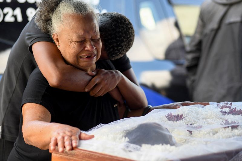 &copy; Reuters. Divone Ferreira chora no enterro de filha de 41 anos que foi atingida por tiro durante operação policial no Rio de Janeiro
25/05/2022
REUTERS/Lucas Landau