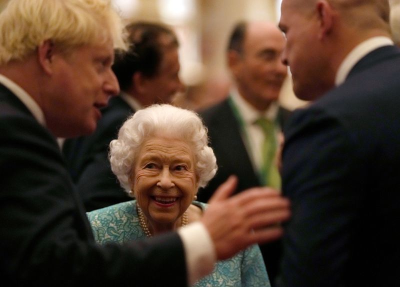 &copy; Reuters. FILE PHOTO: Britain's Queen Elizabeth and Prime Minister Boris Johnson greet guests at a reception for the Global Investment Summit in Windsor Castle, Windsor, Britain, October 19, 2021. Alastair Grant/Pool via REUTERS
