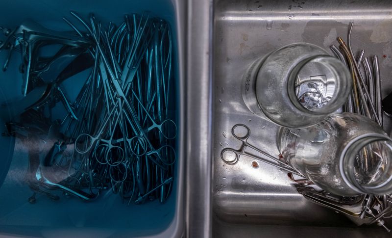&copy; Reuters. FILE PHOTO: Medical instruments are sterilized following a surgical abortion in Oklahoma City, U.S., December 6, 2021. REUTERS/Evelyn Hockstein