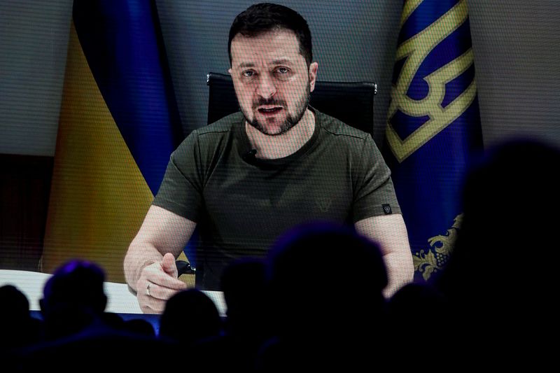 &copy; Reuters.   ５月２５日、ウクライナのゼレンスキー大統領は、ロシアとの戦争を終結させるために同国が領土を巡り譲歩すべきだとの案に強く反発した。写真は２３日、スイス・ダボスで開催された