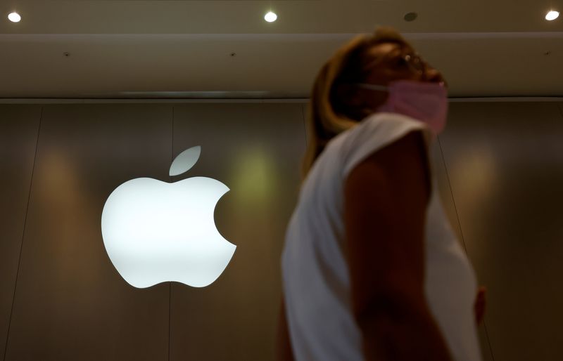 Apple hikes pay budget for U.S. workers - WSJ