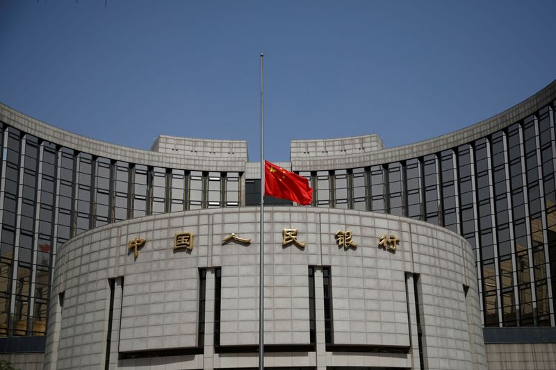 &copy; Reuters. 中国人民銀行（中央銀行）は２６日、小規模事業者への融資を促進し、金融機関の貸し出し意欲を高めると表明した。写真は新型コロナウイルス感染症で亡くなった人への追悼の半旗と中国