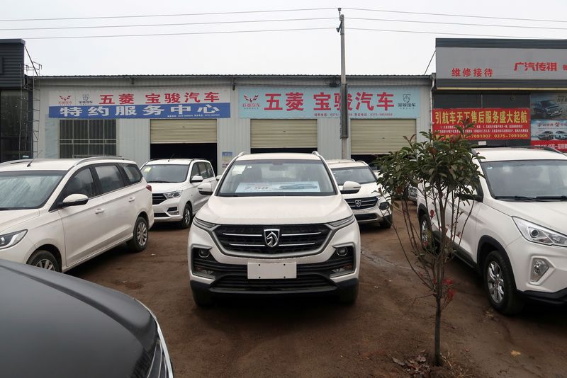 &copy; Reuters. 　５月２６日、中国乗用車協会（ＣＰＣＡ）が２５日発表した５月の乗用車小売販売台数は前月から増加するものの、前年同月を下回った。写真は河南省の自動車販売店で２０１８年１１月