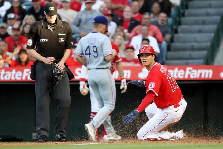 &copy; Reuters. 　ＭＬＢは２５日、各地で試合を行い、エンゼルスの大谷翔平選手（写真右）は１盗塁を決めるもノーヒットに終わった（２０２２年　ロイター/USA TODAY Sports）