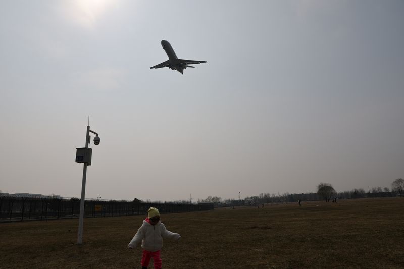 &copy; Reuters. 　５月２６日、中国財務省は、新型コロナウイルスや燃料価格高の打撃を受けている航空会社を支援するため、５月２１日から７月２０日まで補助金を出すと発表した。写真は北京にある空