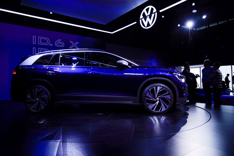© Reuters. FILE PHOTO: A Volkswagen ID.6 X is displayed ahead of the Shanghai Auto Show, in Shanghai, China April 18, 2021. REUTERS/Aly Song/File Photo