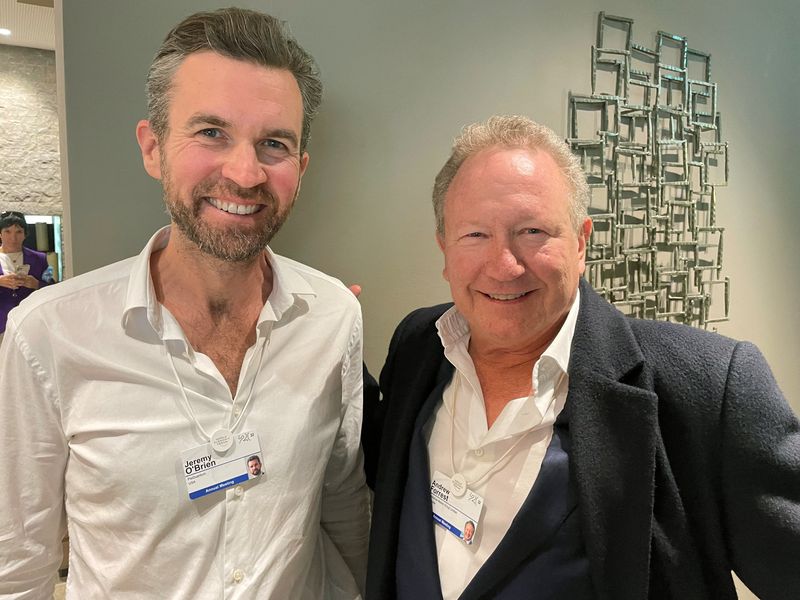 © Reuters. Founder of Australia's Fortescue Metals Group Andrew Forrest poses together with Jeremy O'Brien, co-founder of Silicon Valley-based PsiQuantum in the Alpine resort of Davos, Switzerland May 25, 2022. REUTERS/Dmitry V. Zhdannikov