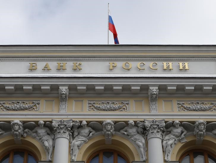 &copy; Reuters. 　ロシア中央銀行は臨時の政策決定会合で、主要政策金利を３％ポイント引き下げ１１％とした。写真はモスクワの中銀前で２０１８年２月撮影（２０２２年　ロイター／Sergei Karpukhin）