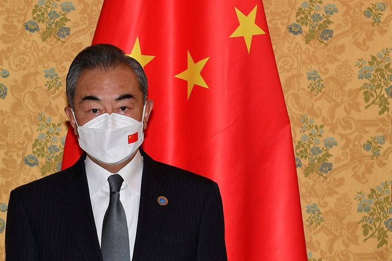 &copy; Reuters. FOTO DE ARCHIVO: El ministro de Asuntos Exteriores chino, Wang Yi , posa para una fotografía junto a la bandera de China en Roma, Italia, el 31 de octubre de 2021. Tiziana Fabi/Pool vía REUTERS
