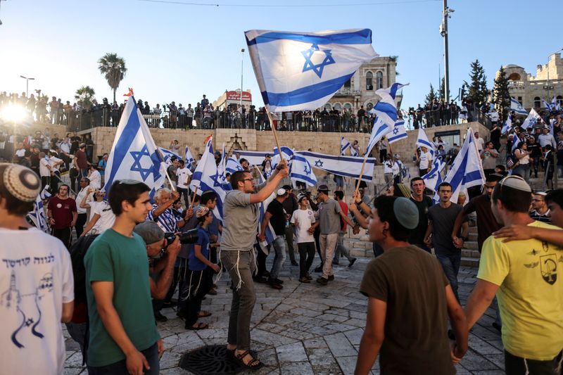 © Reuters. إسرائيليون يحملون الأعلام الإسرائيلية بالقرب من بوابة دمشق في القدس في صورة من أرشيف رويترز.