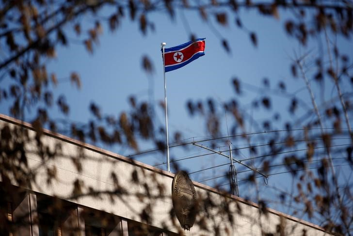 &copy; Reuters. 　北朝鮮国営メディアが２５日のミサイル発射実験に沈黙を守っているのは核実験の宣伝効果を高めるため──。韓国の北朝鮮専門家がこのような見解を示した。写真は北朝鮮の国旗。北京
