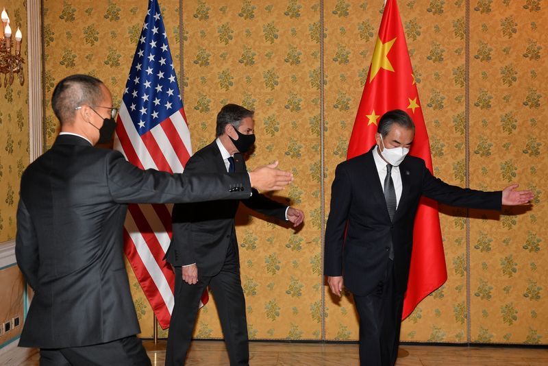 &copy; Reuters. FOTO DE ARCHIVO: El ministro de Asuntos Exteriores chino, Wang Yi, muestra el camino al secretario de Estado estadounidense, Antony Blinken, antes de su reunión al margen de la cumbre del G20, en Roma, Italia, 31 de octubre de 2021. REUTERS/Tiziana Fabi