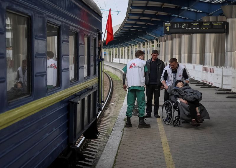 &copy; Reuters. FOTO DE ARCHIVO: Trabajadores médicos suben a un paciente a un tren especialmente equipado, gestionado por Medicins Sans Frontieres (MSF) en colaboración con el Ministerio de Sanidad de Ucrania y los Ferrocarriles Nacionales, para evacuar a los heridos 