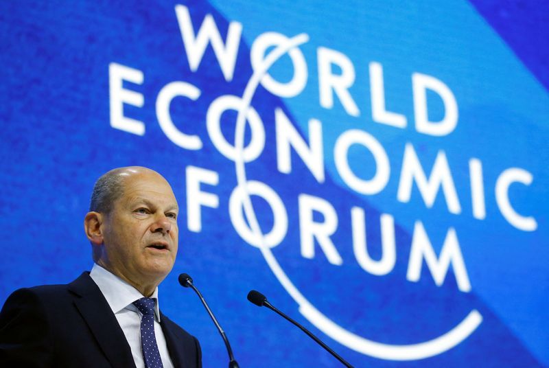 &copy; Reuters. المستشار الألماني أولاف شولتس يلقي كلمة في المنتدى الاقتصادي العالمي في منتجع دافوس السويسري يوم الخميس. تصوير: أرند ويجمان - رويترز.