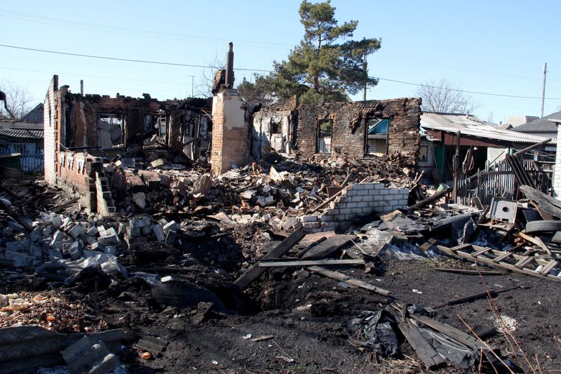&copy; Reuters. En photo, une maison détruite par un bombardement à Derhachi. Deux soldats russes capturés ont plaidé coupable jeudi de crime de guerre pour le bombardement d'une ville de l'est de l'Ukraine dans le deuxième procès de ce type organisé par les autor