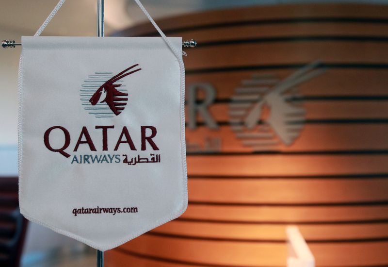© Reuters. شعار الخطوط الجوية القطرية في مطار حمد الدولي في الدوحة في صورة من أرشيف رويترز.