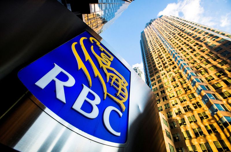 © Reuters. FILE PHOTO: A Royal Bank of Canada (RBC) logo is seen on Bay Street in the heart of the financial district in Toronto, January 22, 2015. REUTERS/Mark Blinch/File Photo