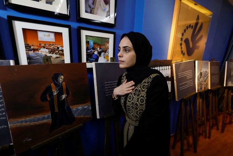 &copy; Reuters. الفنانة الفلسطينية زينب القولق التي تبلغ من العمر 22 عاما تعرض لوحاتها في مدينة غزة يوم 24 مايو أيار 2022. تصوير: محمد سالم - رويترز.