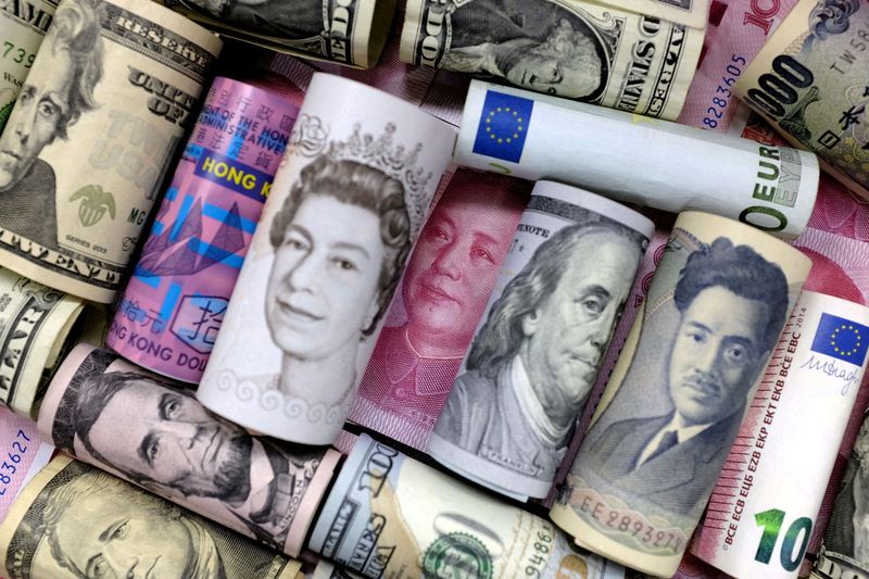 &copy; Reuters. أوراق نقدية من الدولار الأمريكي والفرنك السويسري والجنيه الإسترليني واليورو في وارسو بصورة من أرشيف رويترز.

