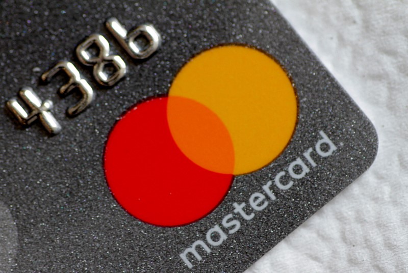 &copy; Reuters. FOTO DE ARCHIVO: Un logotipo de Mastercard en una tarjeta de crédito en esta imagen ilustrativa del 30 de agosto de 2017. REUTERS/Thomas White
