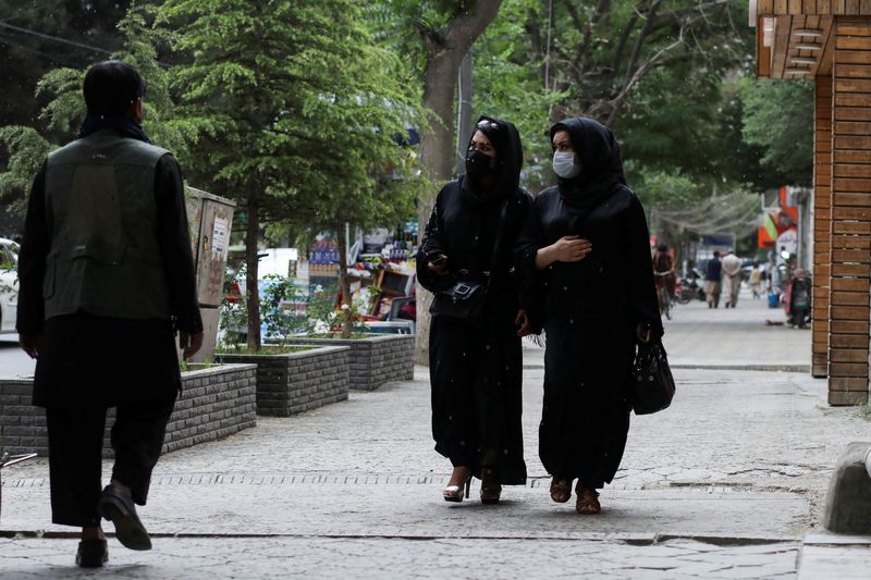 &copy; Reuters. FILE PHOTO: Afghan women walk on a street in Kabul, Afghanistan, May 9, 2022. REUTERS/Ali Khara