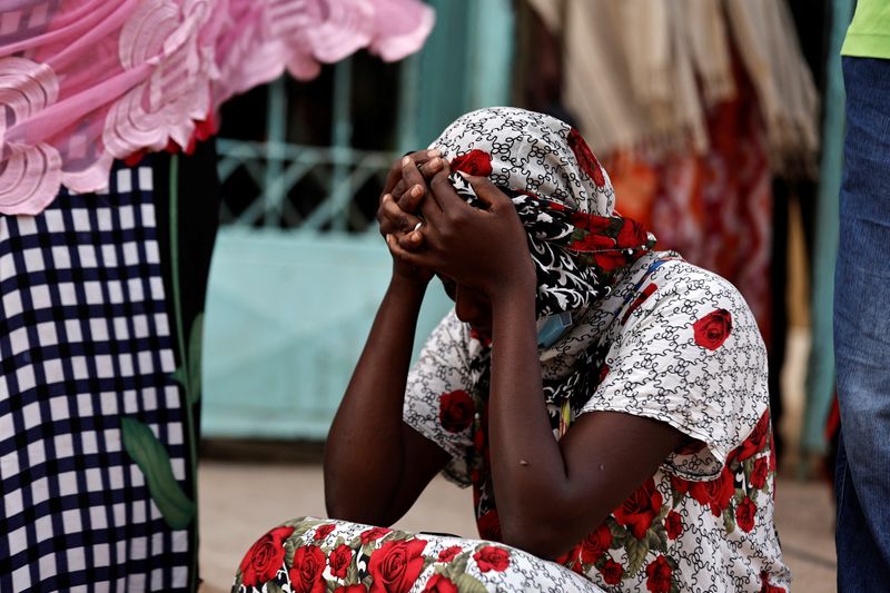 &copy; Reuters. Kaba, mãe de uma bebê de 10 dias, chora do lado de fora de hospital onde bebês recém-nascidos foram mortos em um incêndio na unidade neonatal do hospital em Tivaouane, no Senegal
26/05/2022 REUTERS/Zohra Bensemra