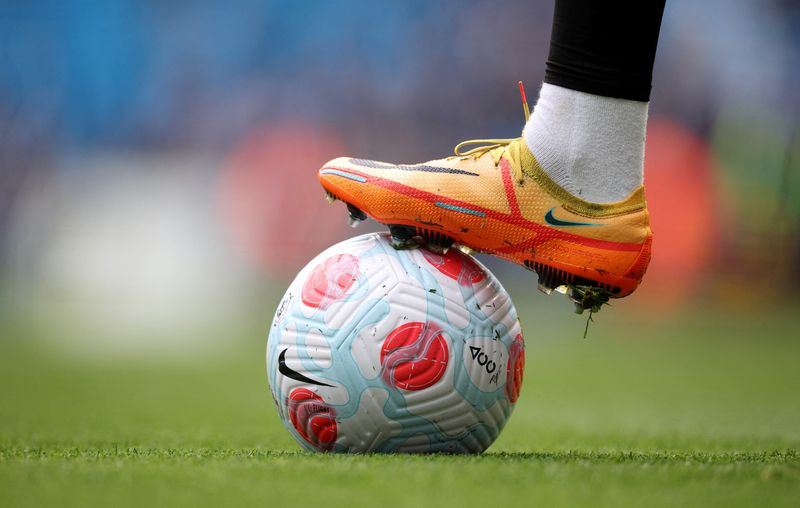 &copy; Reuters. FOTO DE ARCHIVO: El balón durante el calentamiento antes del partido de la Premier League entre el Manchester City y el  Liverpool en el Etihad Stadium, Manchester, Reino Unido, 10 de abril de 2022. REUTERS/Phil Noble