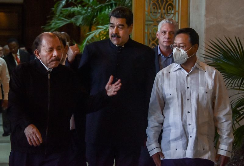 &copy; Reuters. FOTO DE ARCHIVO: Los presidentes de Nicaragua Daniel Ortega, de Venezuela, Nicolas Maduro, de Bolivia Luis Arce y de Cuba, Miguel Diaz-Canel, caminan antes de asistir a una cumbre de dos días con representantes del ALBA en La Habana, Cuba, 14 de diciembr