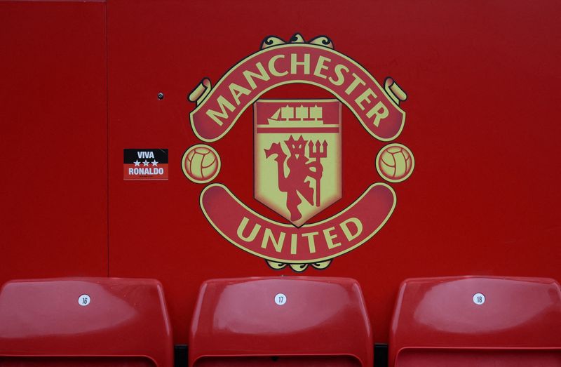 &copy; Reuters. Distintivo do Manchester United em Old Trafford, estádio do clube, antes de partida contra o Chelsea pelo Campeonato Inglês
28/04/2022 REUTERS/Phil Noble