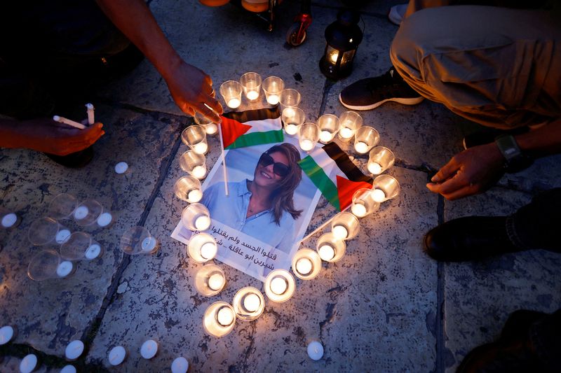 &copy; Reuters. FILE PHOTO: People light candles during a vigil in memory of Al Jazeera journalist Shireen Abu Akleh, who was killed during an Israeli raid, outside the Church of the Nativity in Bethlehem, in the Israeli-occupied West Bank, May 16, 2022. REUTERS/Mussa Qa