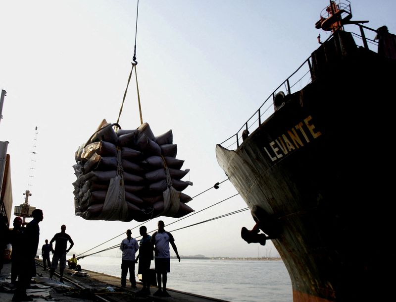 &copy; Reuters. Navio é carregado com sacas de açúcar no porto de Santos, SP
03/09/2004
REUTERS/Paulo Whitaker