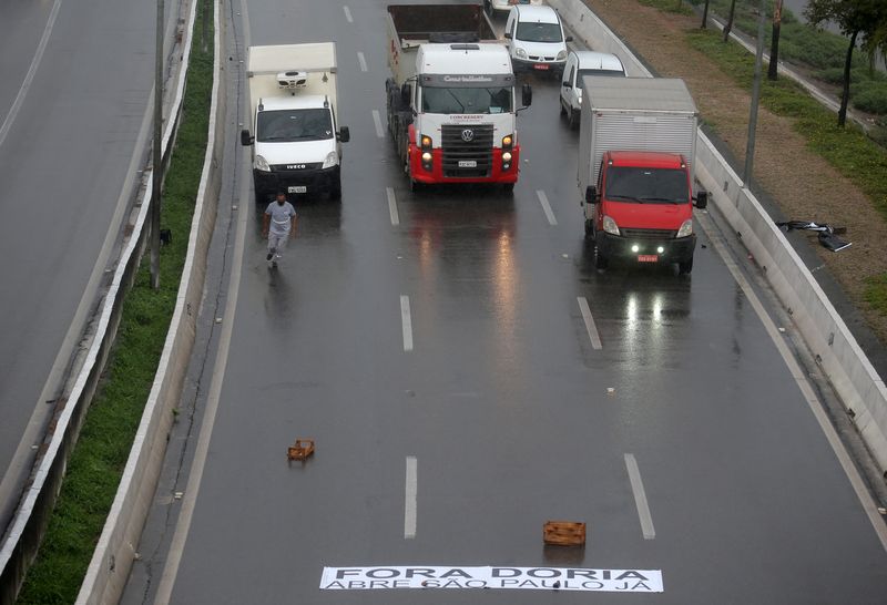 &copy; Reuters. Caminhoneiros bloqueiam Marginal do Tietê, em São Paulo, em protesto contra o governo do Estado de São Paulo por bloqueios relacionados ao coronavírus
05/03/2021
REUTERS/Carla Carniel