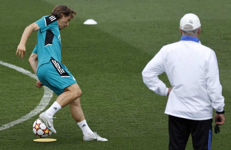 &copy; Reuters. Luka Modric durante treino do Real Madrid
24/05/2022
REUTERS/Susana Vera