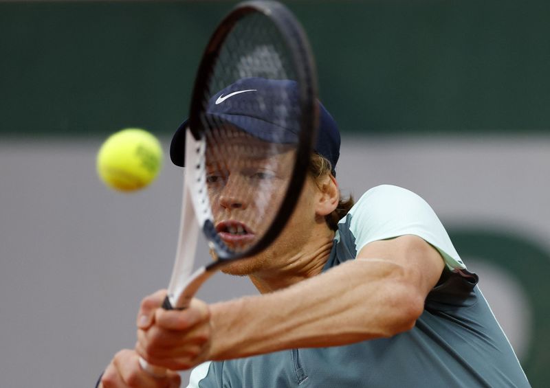 &copy; Reuters. لاعب التنس الإيطالي يانيك سينر في بطولة فرنسا المفتوحة للتنس يوم 24 مايو ايار 2022. تصوير: جونزالو فوينتس - رويترز. 