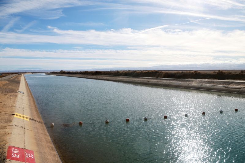 &copy; Reuters. FILE PHOTO: The California Aqueduct, which is part of the State Water Project, conveys water in Bakersfield, California, U.S., December 15, 2021. REUTERS/Aude Guerrucci