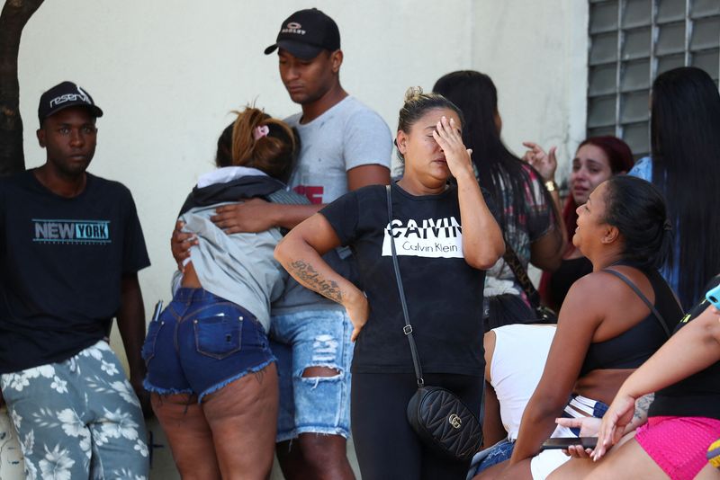 &copy; Reuters. Pessoas aguardam informações do lado de fora de hospital após operação policial na Vila Cruzeiro, no Rio de Janeiro
24/05/2022
REUTERS/Pilar Olivares