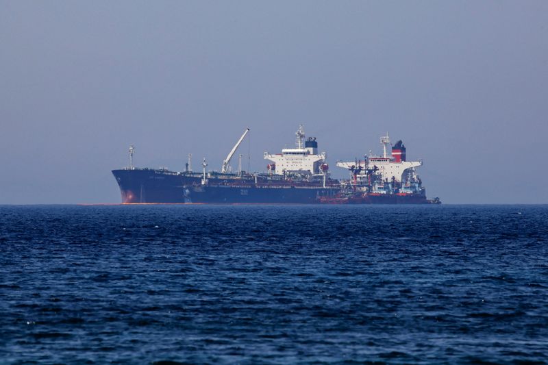 &copy; Reuters.  ５月２６日、ギリシャ海運・島しょ政策省の関係筋などは、米国がギリシャ周辺でロシアの運航船に積まれたイラン産原油を押収したと明らかにした。写真は同日、ギリシャ沖で原油の積