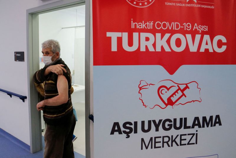 &copy; Reuters. رجل يغادر بعد تلقي لقاح للوقاية من فيروس كورونا في مستشفى بمدينة انقرة في تركيا يوم السادس من يناير كانون الثاني 2022. تصوير: كاجلا جوردوجان - ر