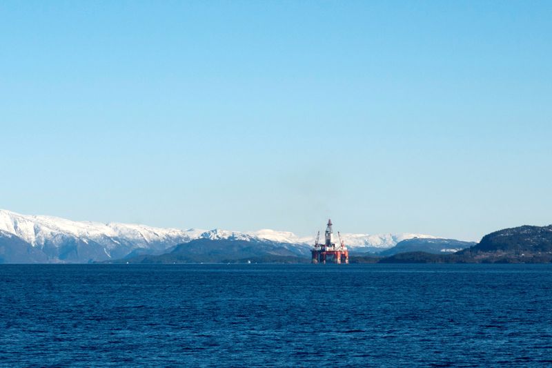 &copy; Reuters. FOTO DE ARCHIVO: La plataforma de perforación West Hercules sale de Skipavika, Noruega, el 1de abril de 2018. REUTERS/Gwladys Fouche