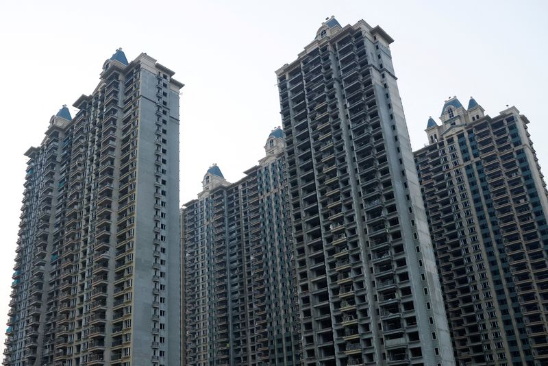 &copy; Reuters. Edificios residenciales inacabados en el Oasis de Evergrande, un complejo de viviendas desarrollado por el Grupo Evergrande, en Luoyang, China, 15 de septiembre de 2021. REUTERS/Carlos García Rawlins