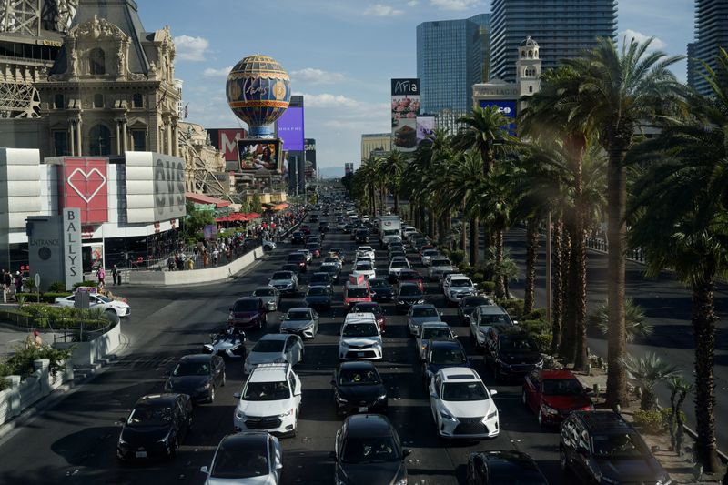 © Reuters. FILE PHOTO: Traffic is seen along the Strip on Memorial Day in Las Vegas, Nevada, U.S., May 31, 2021. REUTERS/Bridget Bennett/File Photo